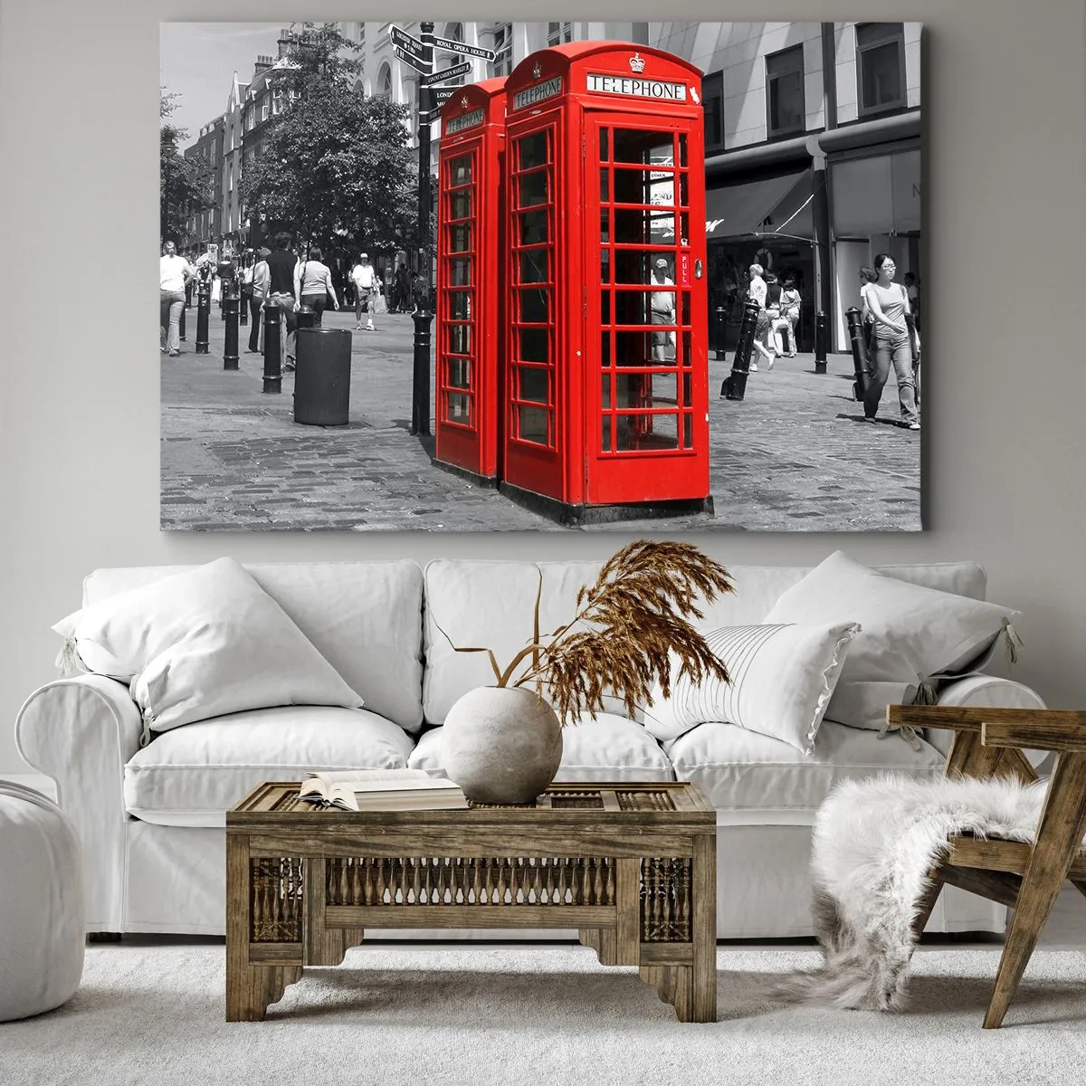 Vászonkép - Piros telefonfülkék fekete-fehér városi háttér előtt. - 70x50cm - Piros telefonfülkék - Modern fali dekoráció nappalihoz és hálószobához ARTTOR