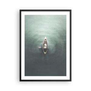 Poszter fehér keretben - Madártávlatból egy nyugodt vízen sodródó hajó - 50x70cm - Egy holdfényes tavon át - Modern fali dekoráció nappalihoz és hálószobához ARTTOR