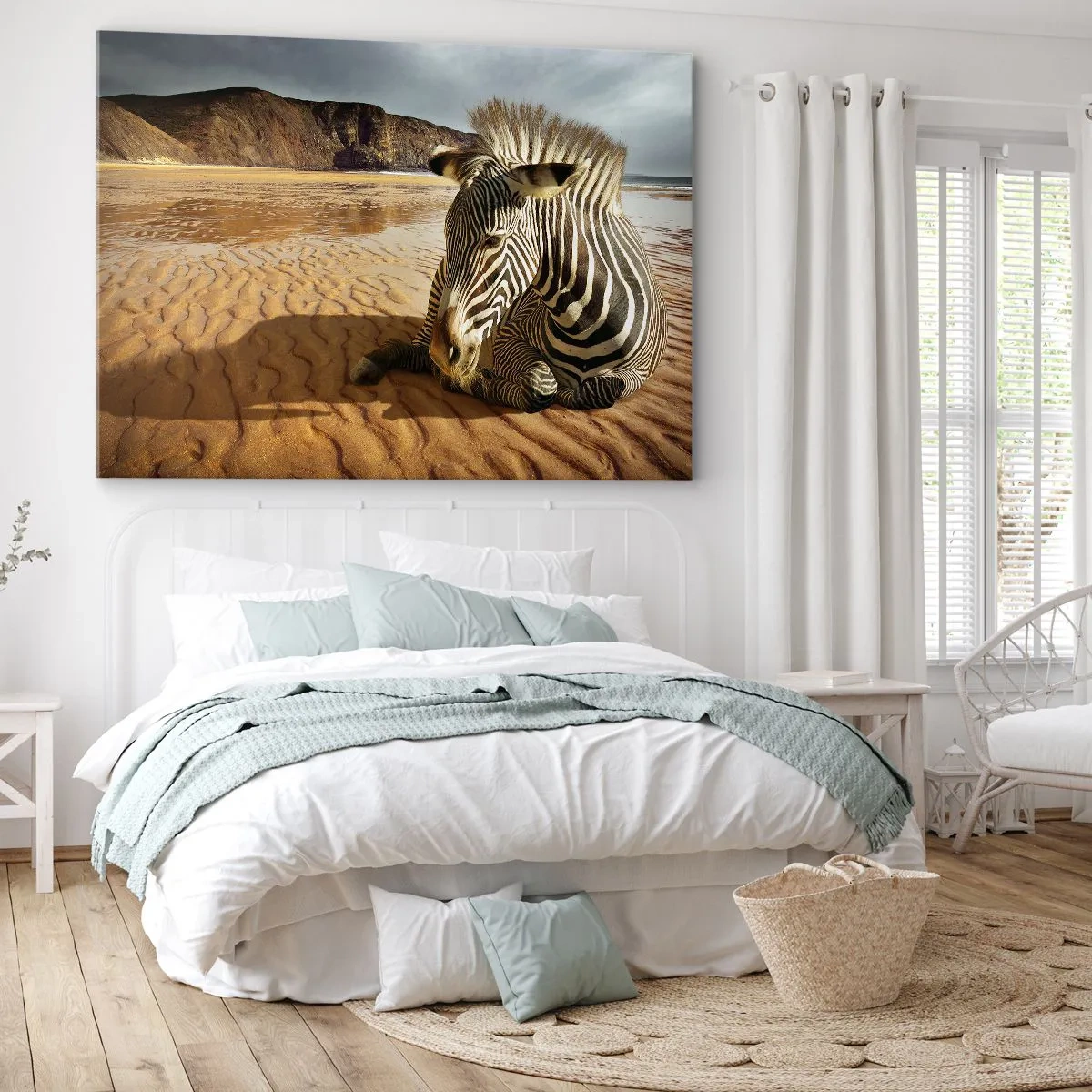 Vászonkép - Egy zebra pihen egy homokos tengerparton, a háttérben sziklákkal. - 70x50cm - Összepasszolunk - Modern fali dekoráció nappalihoz és hálószobához ARTTOR