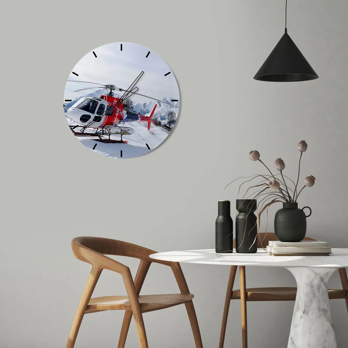 Falióra, Óra - Egy piros helikopter hegyek és hó hátterében - 30x30cm - Mindig készen - Modern fali dekoráció nappalihoz, konyhához és hálószobához ARTTOR