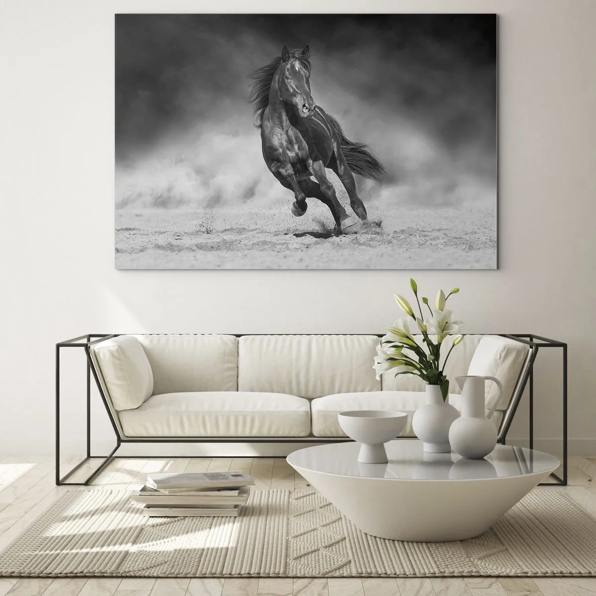 Üveg kép - Egy fekete ló vágtat a homokon fekete-fehérben. - 70x50cm - Az emírhez méltó - Modern fali dekoráció nappalihoz és hálószobához ARTTOR