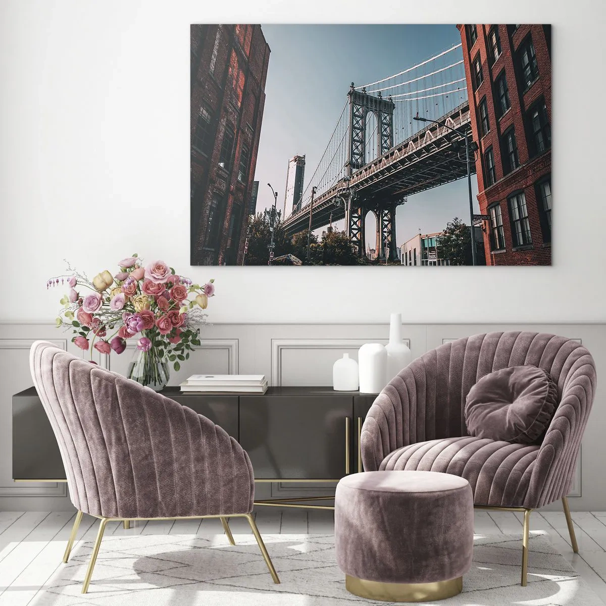 Üveg kép - Függőhíd téglaépületek között városi környezetben - 70x50cm - A város hullámai fölött - Modern fali dekoráció nappalihoz és hálószobához ARTTOR