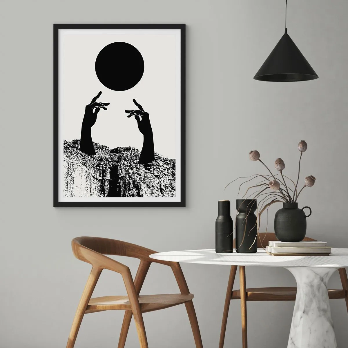 Poszter fehér keretben - Szimbolikus kezek, amelyek egy fekete labdáért nyúlnak a sziklák hátterében - 50x70cm - Szürreális kompozíció: a nap és a többi - Modern fali dekoráció nappalihoz és hálószobához ARTTOR