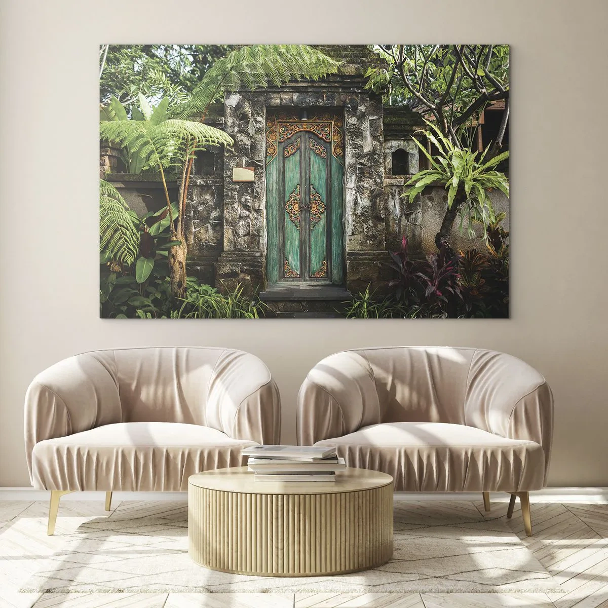Üveg kép - Díszes türkiz ajtó egy kőfalban, trópusi növényzettel körülvéve - 70x50cm - Ajtó egy egzotikus világba - Modern fali dekoráció nappalihoz és hálószobához ARTTOR