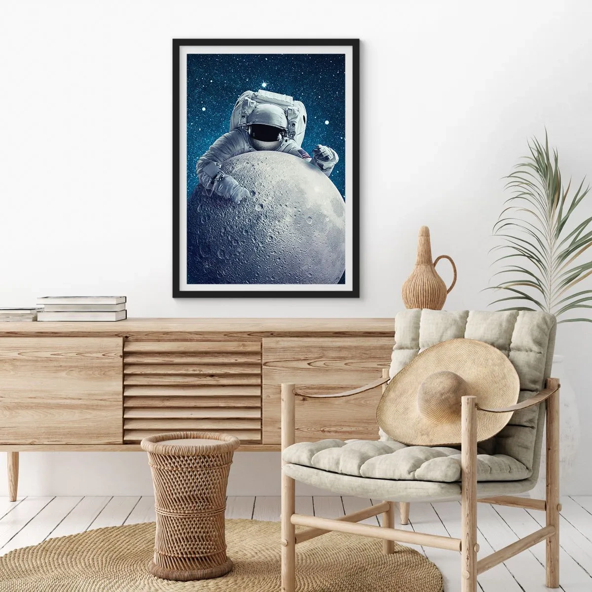 Poszter fehér keretben - Egy űrhajós a Hold egy darabját tartja a csillagos ég előtt. - 50x70cm - Űrjoker - Modern fali dekoráció nappalihoz és hálószobához ARTTOR