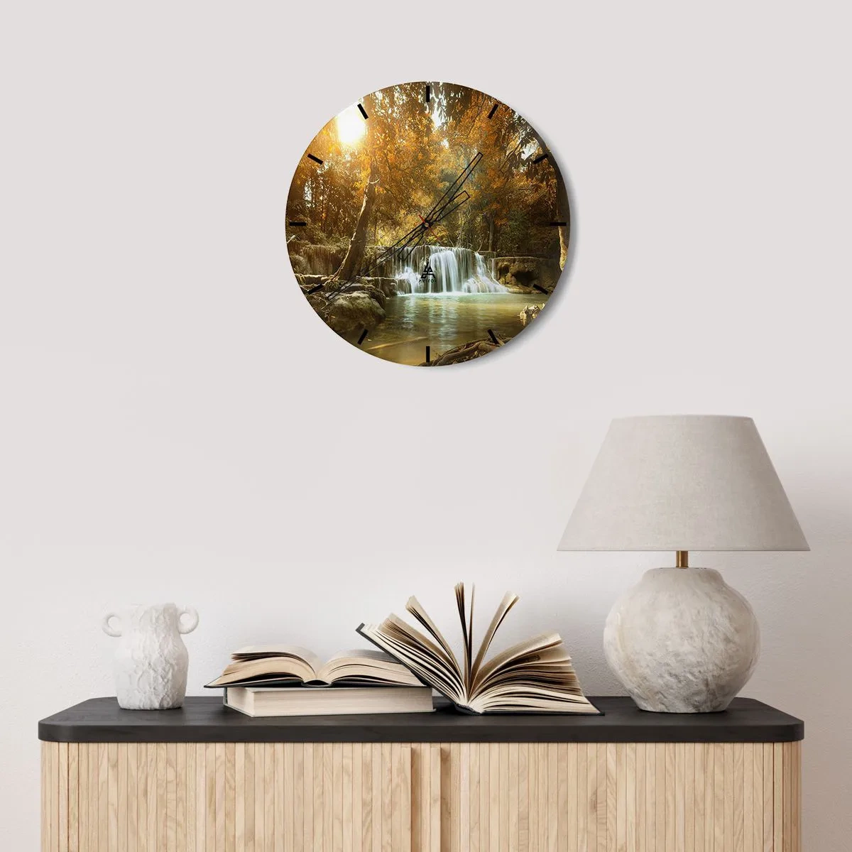Falióra, Óra - Egy festői vízesés, őszi fákkal körülvéve - 30x30cm - Park kaszkád - Modern fali dekoráció nappalihoz, konyhához és hálószobához ARTTOR