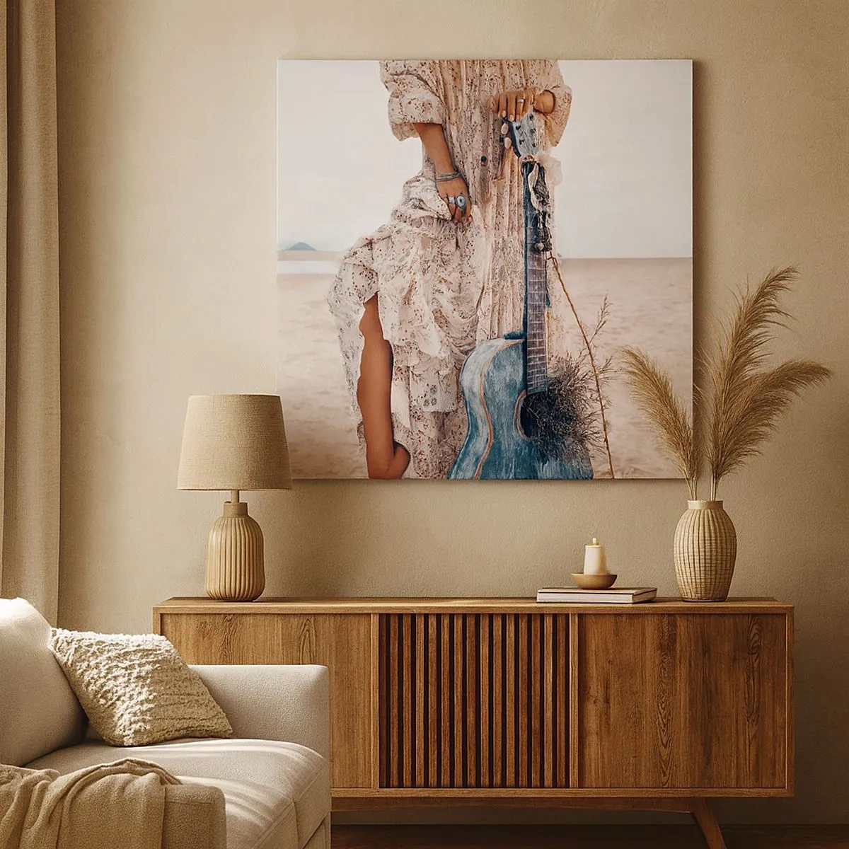 Vászonkép - Bohém stílusú nő gitárral a strandon - 70x50cm - Hippik az úton - Modern fali dekoráció nappalihoz és hálószobához ARTTOR