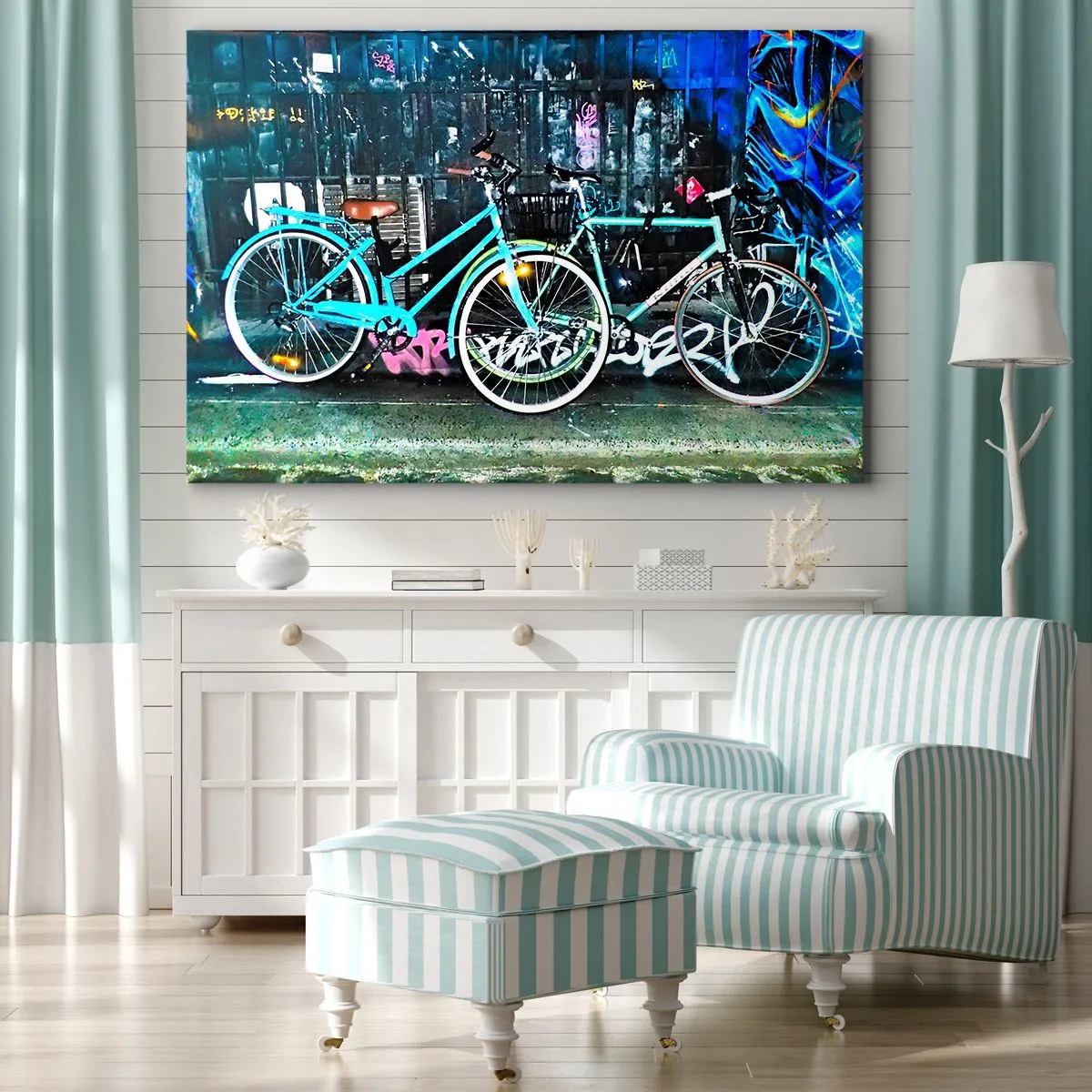 Vászonkép - Két türkizkék bicikli egy városi graffiti hátterében. - 70x50cm - A város hív - Modern fali dekoráció nappalihoz és hálószobához ARTTOR