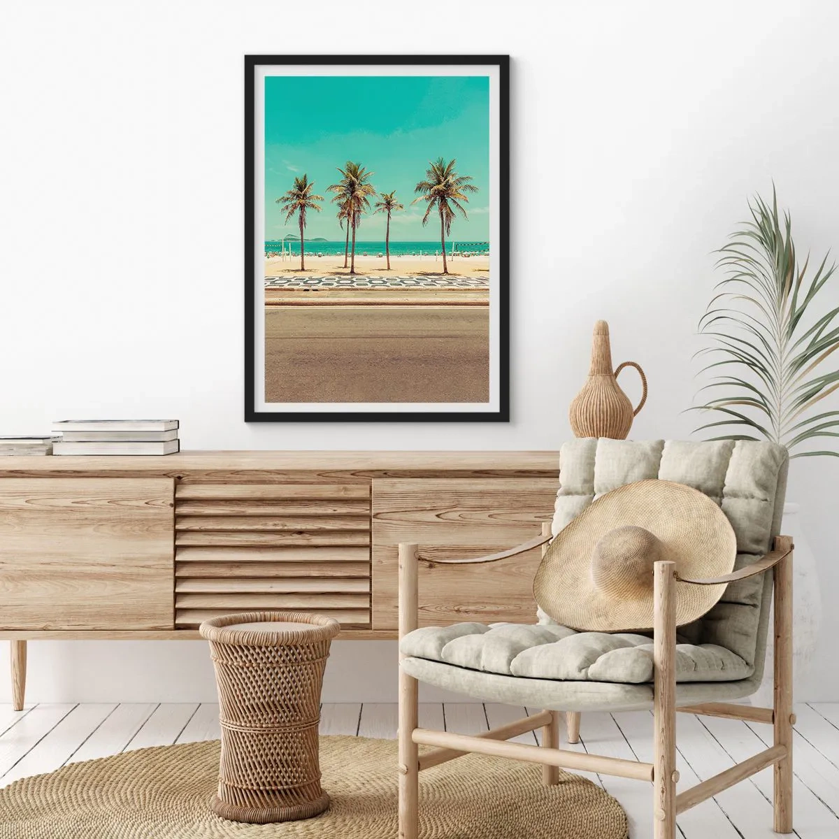 Poszter fehér keretben - Egy tengerpart pálmafákkal és kék éggel - 50x70cm - A tengerparton - Modern fali dekoráció nappalihoz és hálószobához ARTTOR