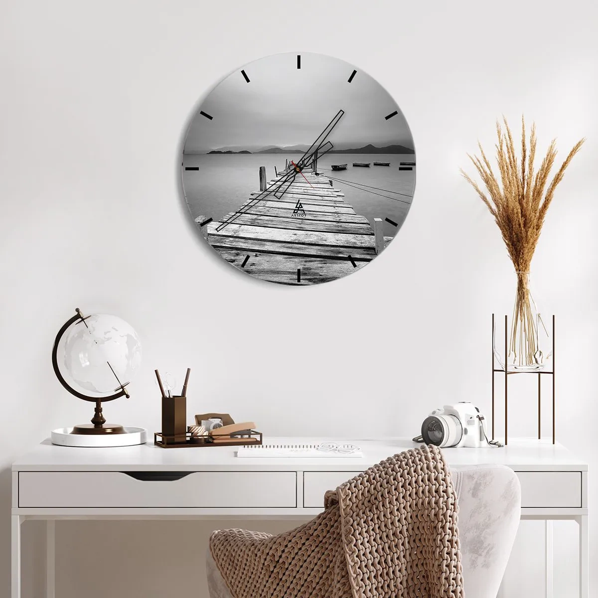 Falióra, Óra - Egy fából készült móló egy nyugodt tó felett, a háttérben hegyekkel - 30x30cm - Hegyeken és tengereken túl - Modern fali dekoráció nappalihoz, konyhához és hálószobához ARTTOR