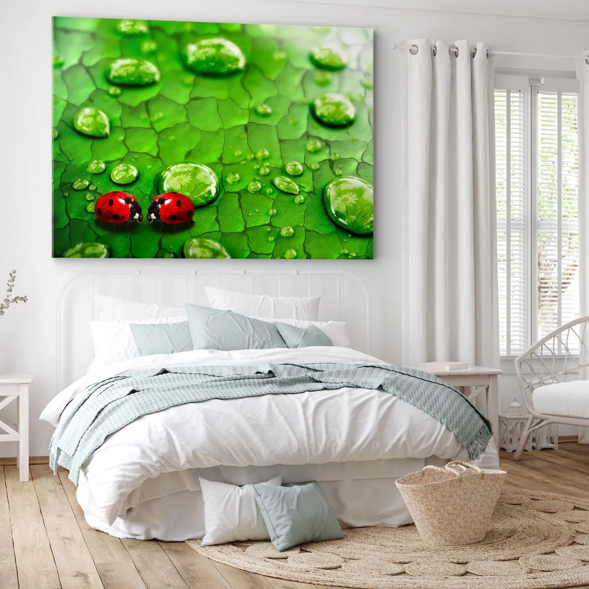 Vászonkép - Két katicabogár egy levélen vízcseppekkel makrófotózás közben - 70x50cm - Találkozás a zöldben - Modern fali dekoráció nappalihoz és hálószobához ARTTOR