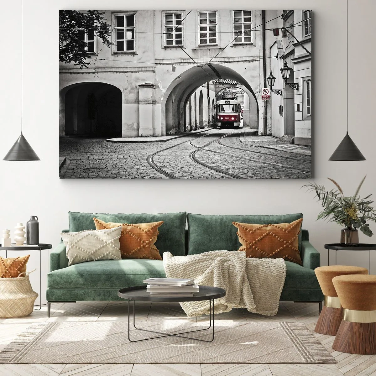Vászonkép - Egy fekete-fehér villamos egy történelmi városi utcában - 70x50cm - A város labirintusán keresztül - Modern fali dekoráció nappalihoz és hálószobához ARTTOR