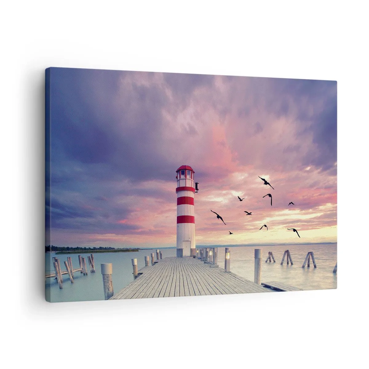 Vászonkép - Egy világítótorony a mólón, festői naplementével körülvéve - 70x50cm - Ideje a kikötőbe - Modern fali dekoráció nappalihoz és hálószobához ARTTOR