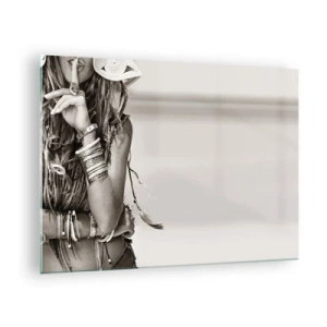 Üveg kép - Egy ékszeres nő, akinek az ujja az ajkán van, művészi felvételen - 70x50cm - Mint egy leány - Modern fali dekoráció nappalihoz és hálószobához ARTTOR