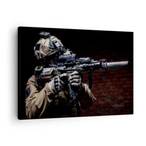 Vászonkép - Egy katona teljes felszerelésben puskával - 70x50cm - Halálosan hatásos - Modern fali dekoráció nappalihoz és hálószobához ARTTOR