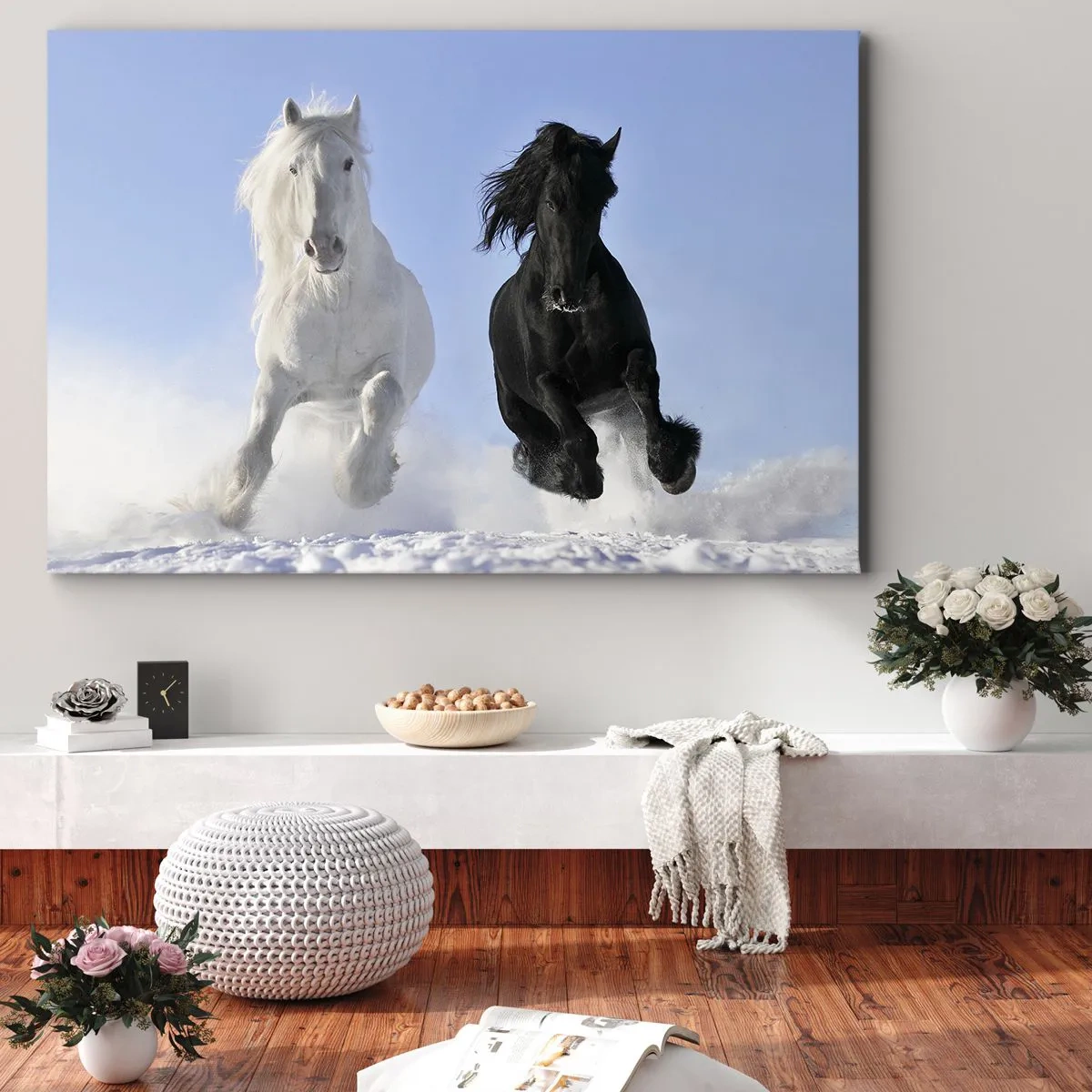 Vászonkép - Egy fehér és egy fekete ló vágtat a hóban - 70x50cm - Fekete-fehér galopp - Modern fali dekoráció nappalihoz és hálószobához ARTTOR