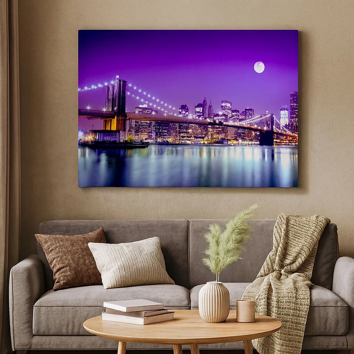 Vászonkép - Brooklyn híd éjszaka, a kivilágított várossal és teliholddal - 70x50cm - A nagyváros fényei lilában - Modern fali dekoráció nappalihoz és hálószobához ARTTOR