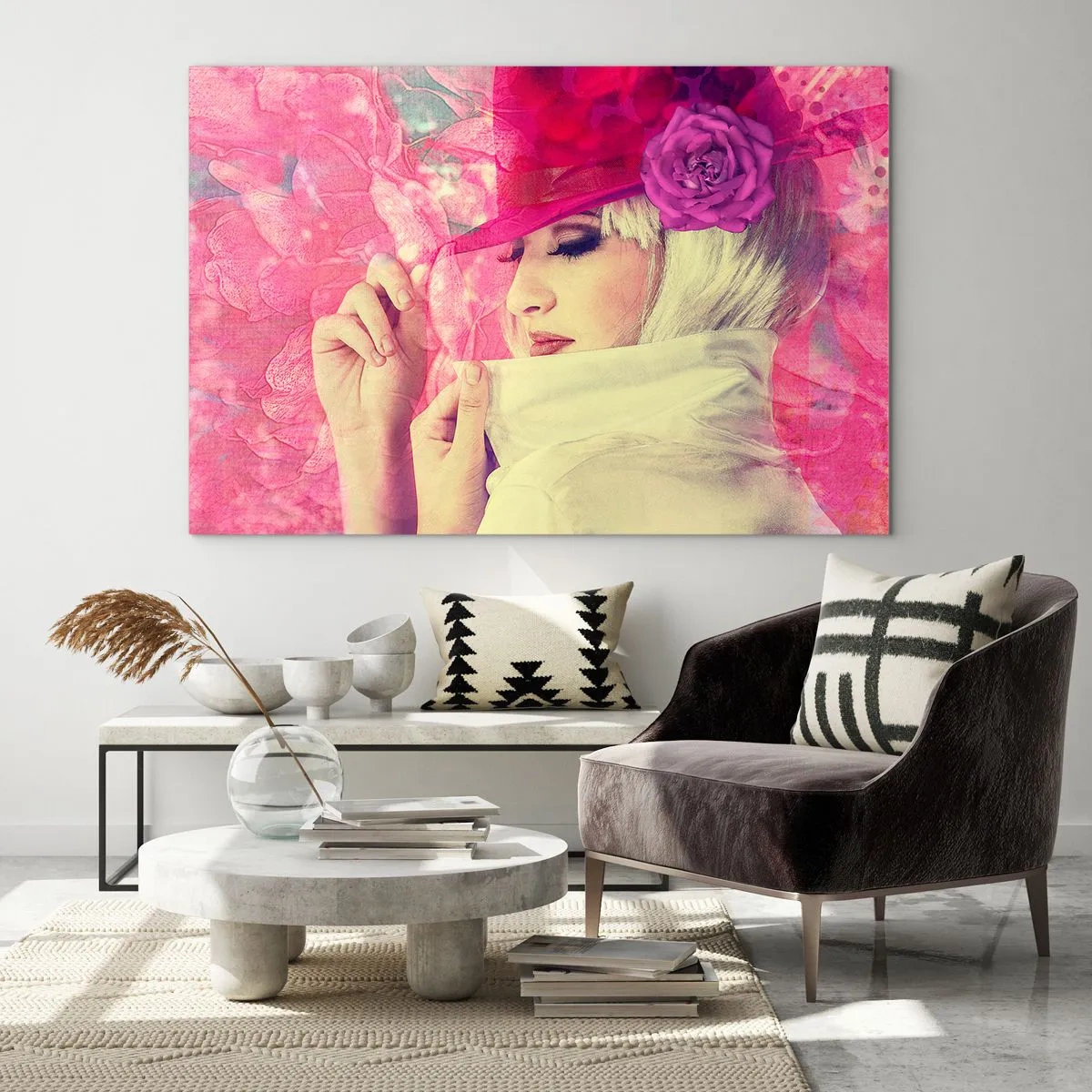 Üveg kép - Illusztráció egy nőről rózsaszín kalapban és egy virággal a háttérben - 70x50cm - Retro portré rózsaszín ködben - Modern fali dekoráció nappalihoz és hálószobához ARTTOR