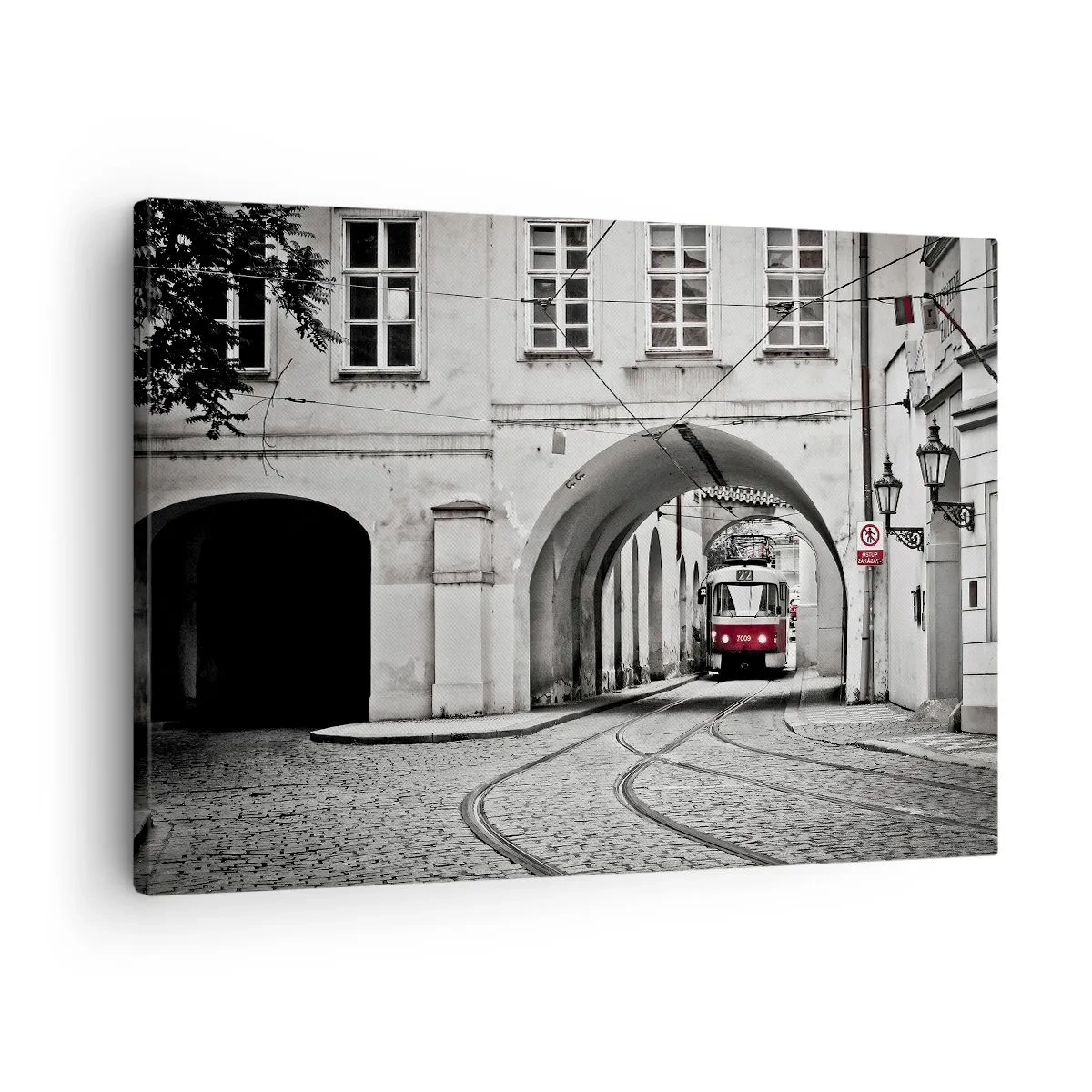 Vászonkép - Egy fekete-fehér villamos egy történelmi városi utcában - 70x50cm - A város labirintusán keresztül - Modern fali dekoráció nappalihoz és hálószobához ARTTOR