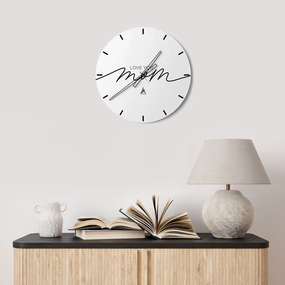 Falióra, Óra - A felirat „Szeretlek anya” elegáns stílusban fehér alapon - 30x30cm - Nagy megrázás - Modern fali dekoráció nappalihoz, konyhához és hálószobához ARTTOR