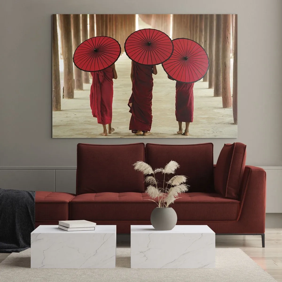 Üveg kép - Piros esernyős szerzetesek sétálnak egy fa folyosón - 70x50cm - Útban a Tiszta Föld felé - Modern fali dekoráció nappalihoz és hálószobához ARTTOR