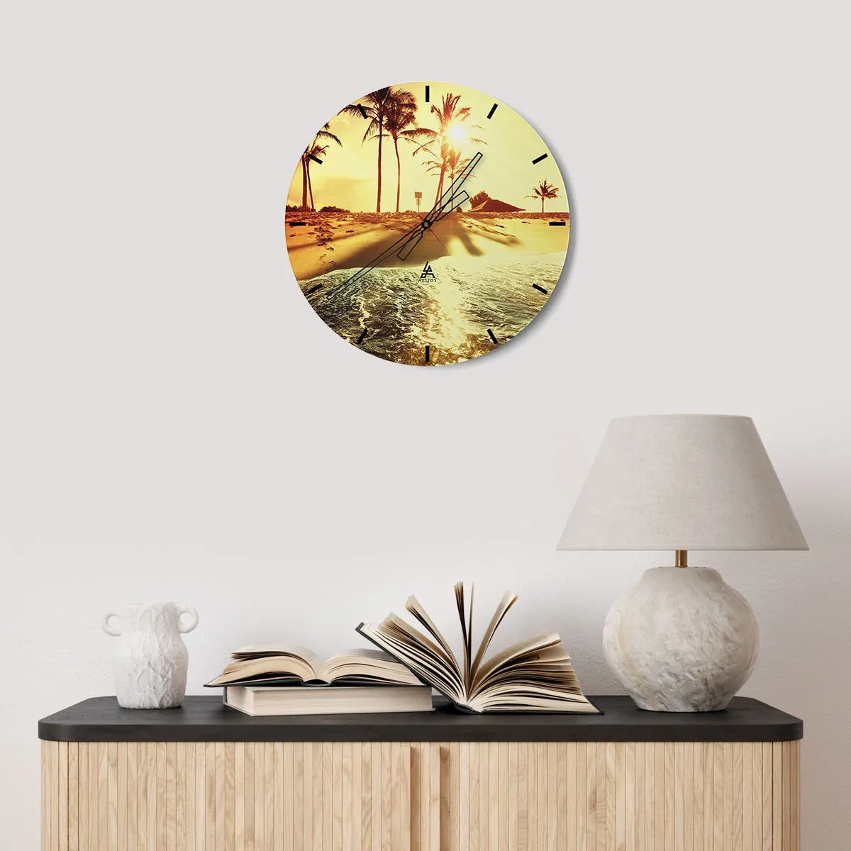 Falióra, Óra - Egy óra számlap tengerparti motívummal a lenyugvó nap fényében - 30x30cm - Kaliforniai délután - Modern fali dekoráció nappalihoz, konyhához és hálószobához ARTTOR
