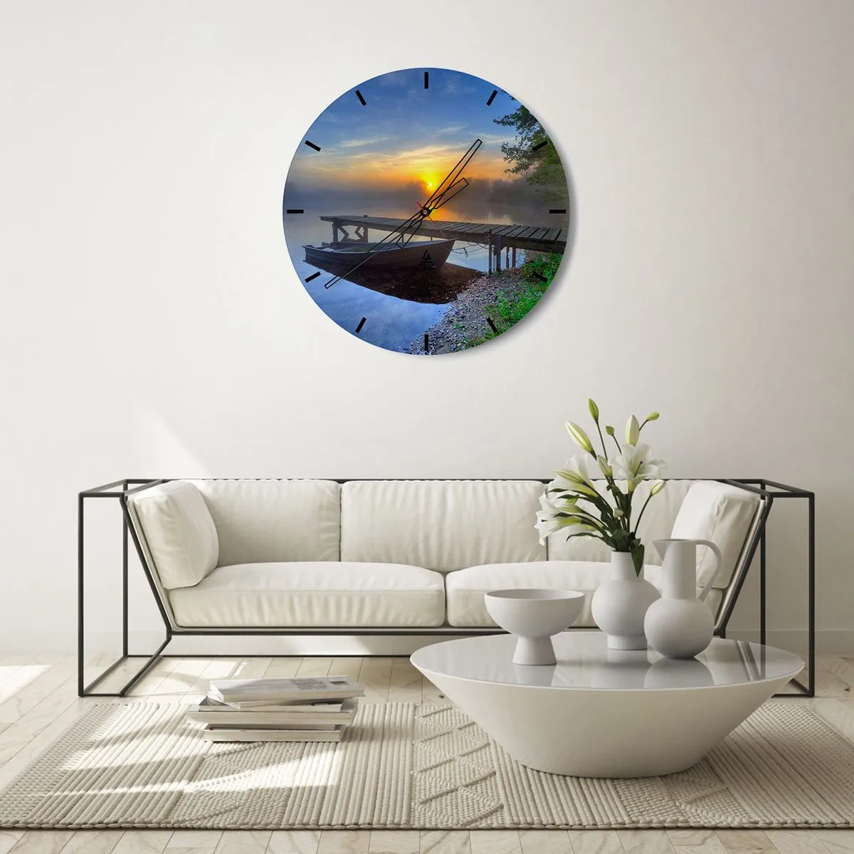 Falióra, Óra - Egy hajó a mólón napfelkeltekor a tó felett - 30x30cm - Hogyan válik a hétköznapi varázslatossá - Modern fali dekoráció nappalihoz, konyhához és hálószobához ARTTOR