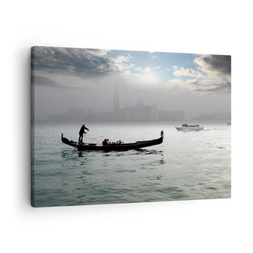 Vászonkép - Egy gondola siklik Velence vizein egy ködös reggelen, kilátással a városra. - 70x50cm - Egy mesés város vízből és ködből - Modern fali dekoráció nappalihoz és hálószobához ARTTOR