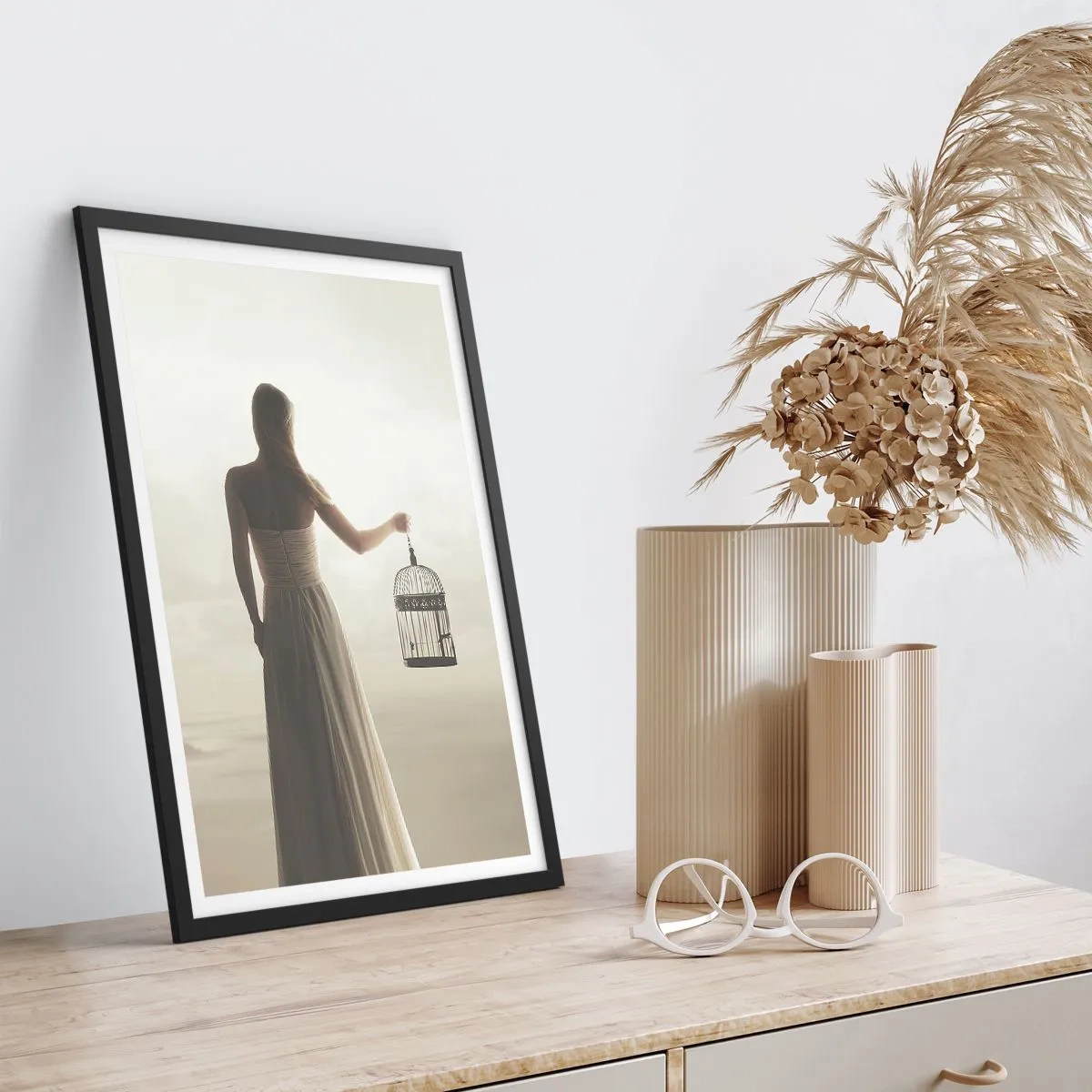 Poszter fehér keretben - Egy nő ketrecben, ködös táj előtt - 50x70cm - Légy szabad - Modern fali dekoráció nappalihoz és hálószobához ARTTOR