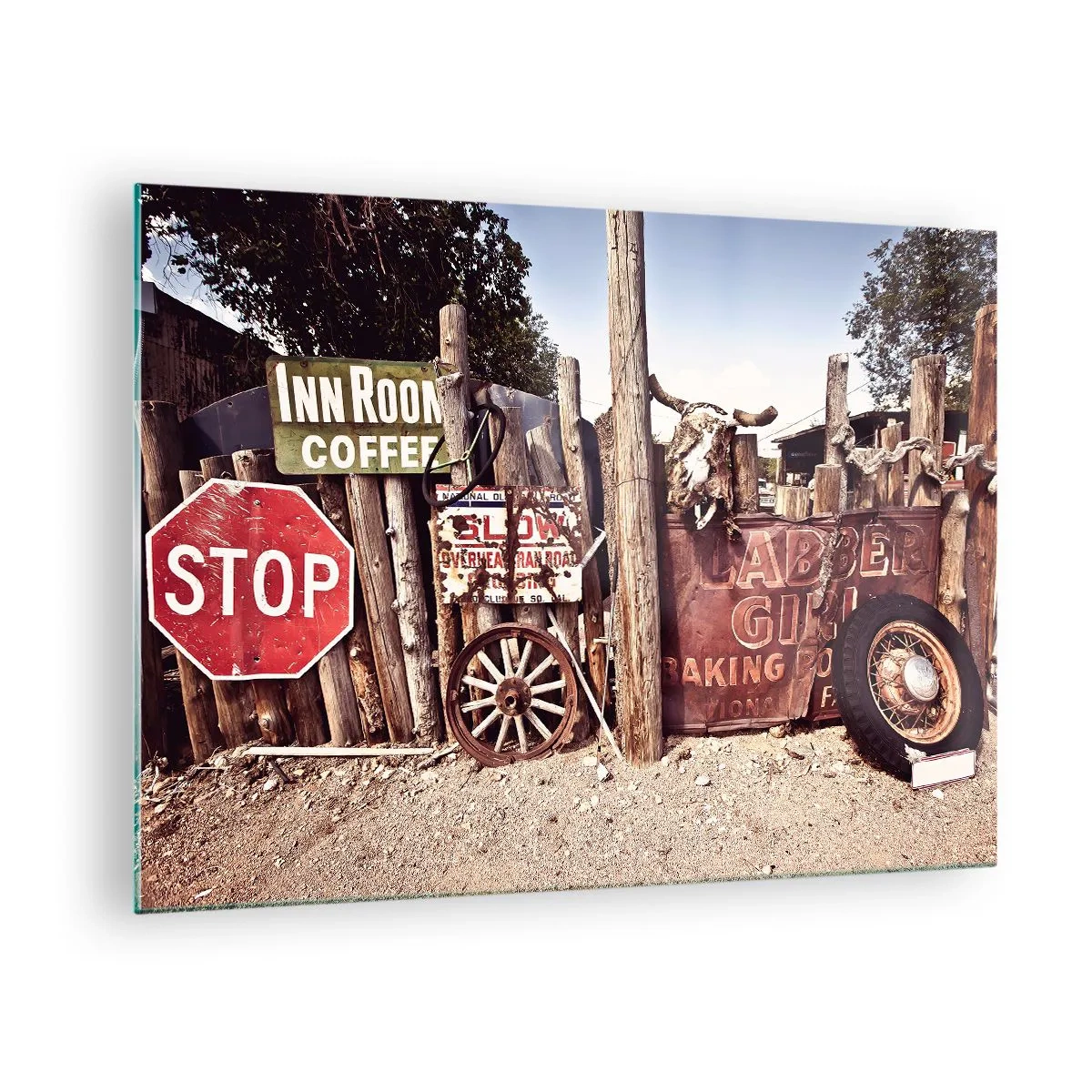 Üveg kép - Fából készült kerítés vintage táblákkal és kerekekkel - 70x50cm - És megállt az idő - Modern fali dekoráció nappalihoz és hálószobához ARTTOR