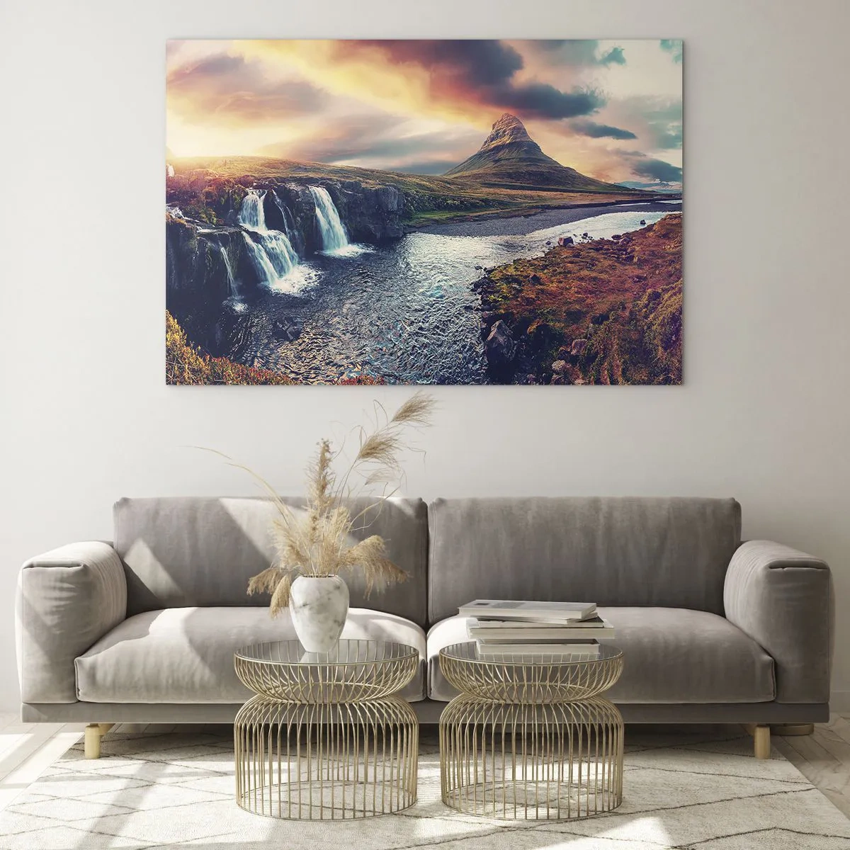 Üveg kép - Vízesés és hegy naplementekor izlandi tájban - 70x50cm - A természet fenségében - Modern fali dekoráció nappalihoz és hálószobához ARTTOR
