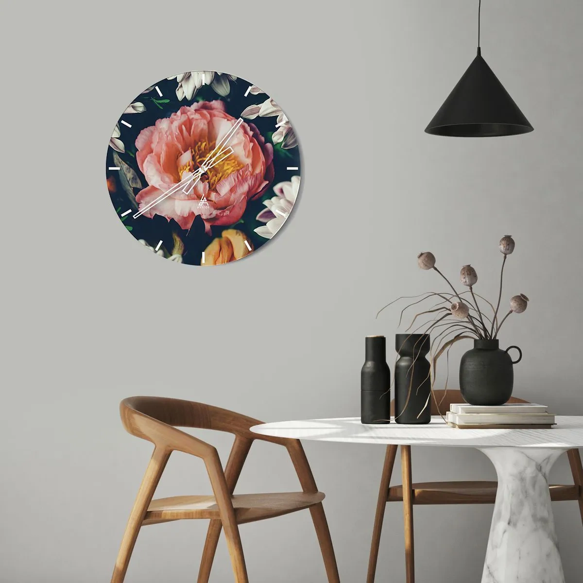 Falióra, Óra - Rózsaszín bazsarózsa virág közeli képe, más virágokkal körülvéve - 30x30cm - Barokk pompával - Modern fali dekoráció nappalihoz, konyhához és hálószobához ARTTOR