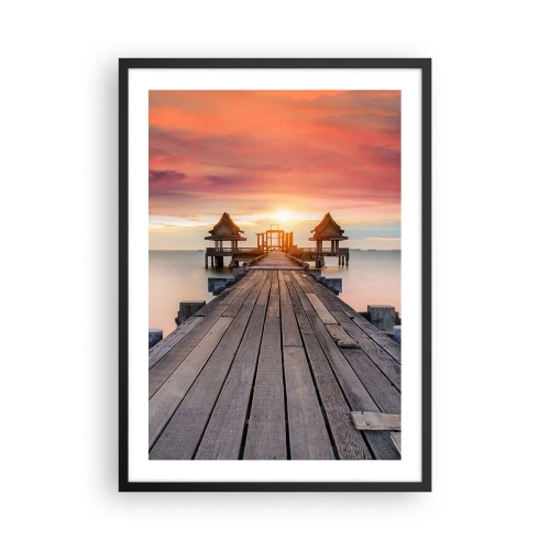 Poszter fehér keretben - Egy fából készült móló, a háttérben a víz felett lenyugvó nappal - 50x70cm - Nyugat keleten - Modern fali dekoráció nappalihoz és hálószobához ARTTOR