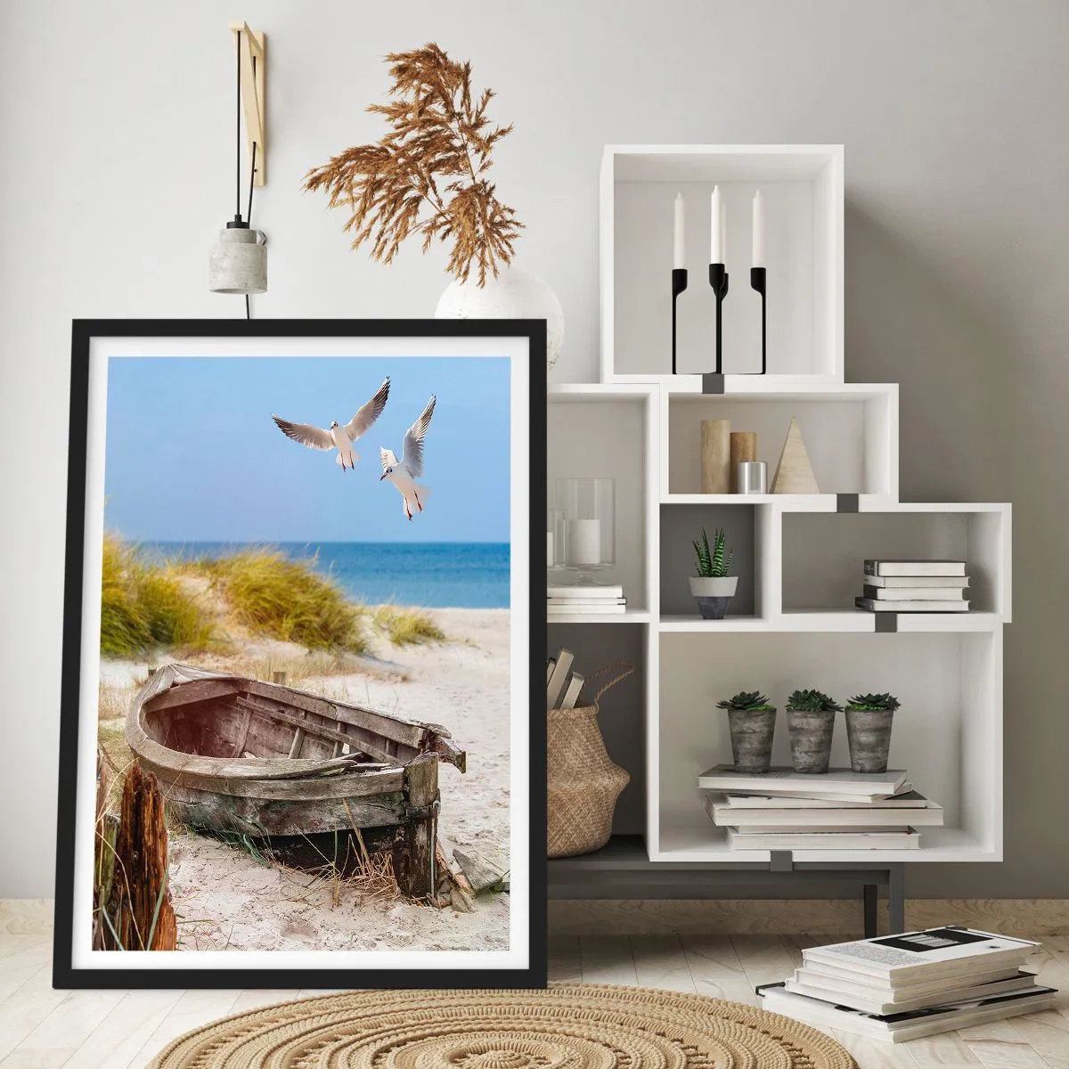 Poszter fehér keretben - Egy régi hajó a tengerparton, a háttérben sirályokkal - 50x70cm - Szélben fürödve - Modern fali dekoráció nappalihoz és hálószobához ARTTOR