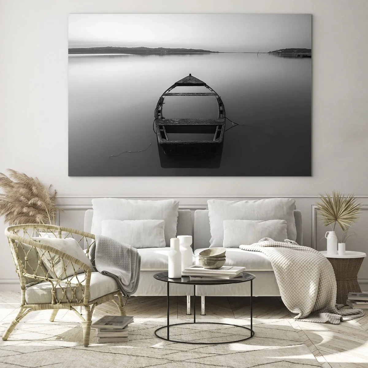 Üveg kép - Egy régi hajó a víz nyugodt felszínén, fekete-fehérben - 70x50cm - Vágyódás és melankólia - Modern fali dekoráció nappalihoz és hálószobához ARTTOR