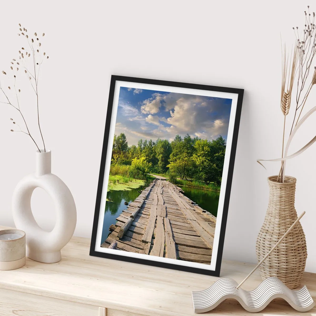 Poszter fehér keretben - Egy fahíd egy zöld növényzettel körülvett folyó felett - 50x70cm - Nyár, mindenhol nyár - Modern fali dekoráció nappalihoz és hálószobához ARTTOR