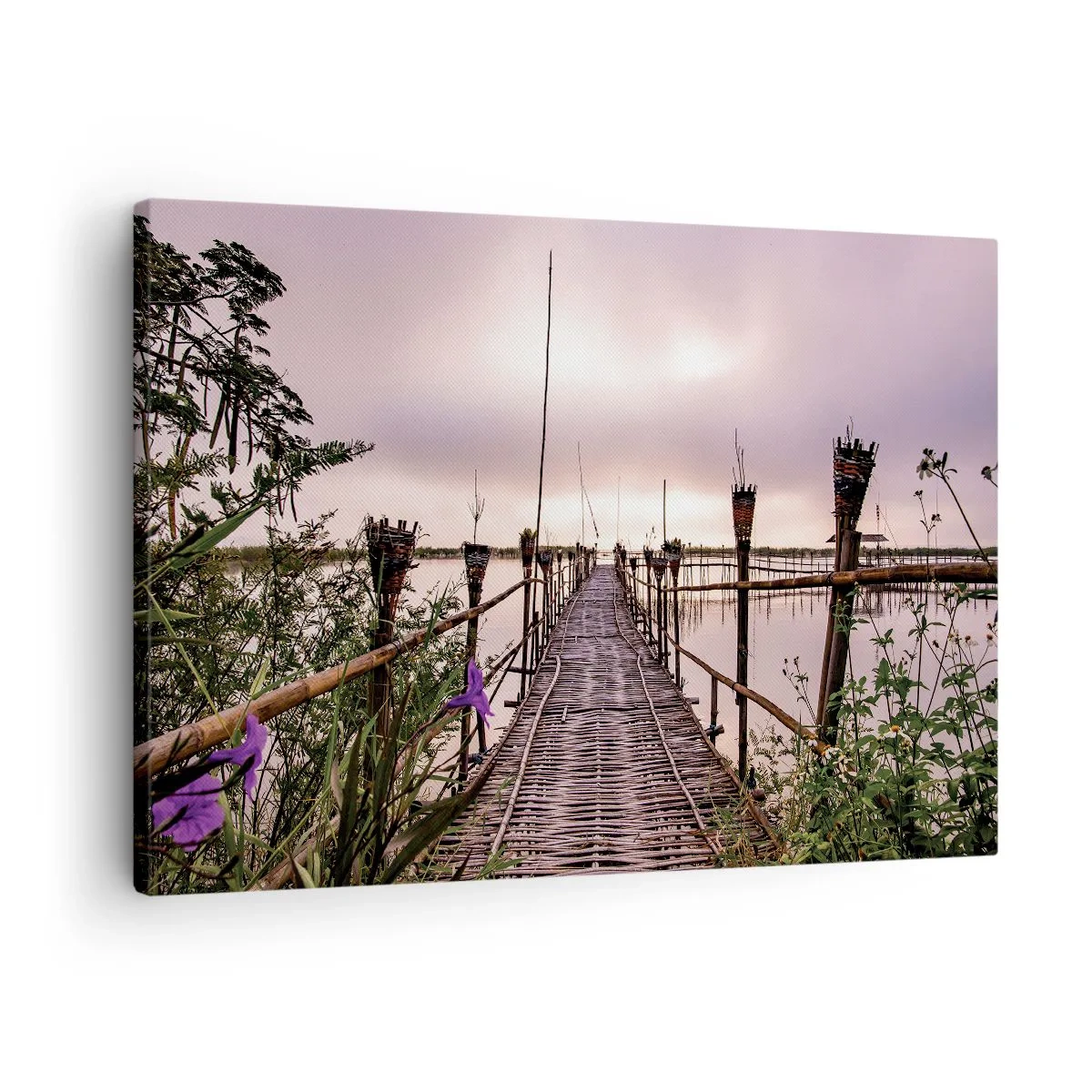 Vászonkép - Bambuszhíd a víz felett hajnalban - 70x50cm - Nyugalom és csend Ázsiában - Modern fali dekoráció nappalihoz és hálószobához ARTTOR