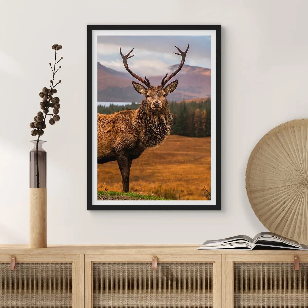 Poszter fehér keretben - Fénykép egy szarvasról hegyi táj előtt - 50x70cm - A természet fensége - Modern fali dekoráció nappalihoz és hálószobához ARTTOR