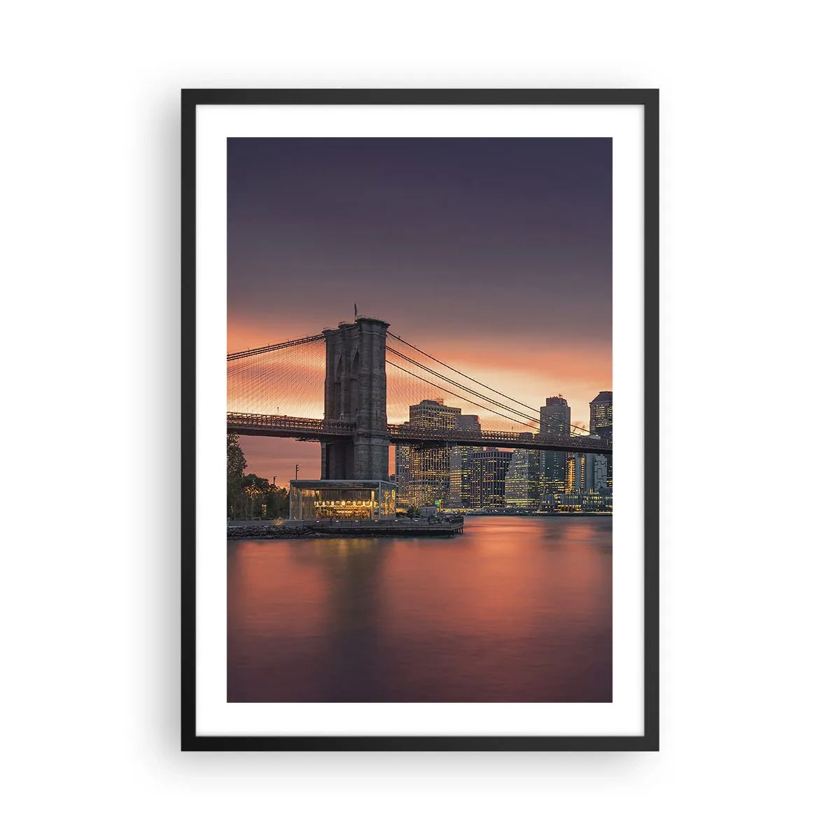 Poszter fehér keretben - Brooklyn híd éjszaka, a háttérben a kivilágított várossal - 50x70cm - Lila csendbe merülve - Modern fali dekoráció nappalihoz és hálószobához ARTTOR