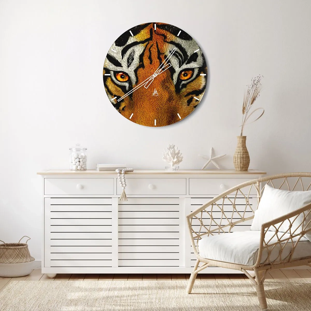 Falióra, Óra - Közeli kép a tigris intenzív tekintetéről - 30x30cm - Szörnyű és gyönyörű - Modern fali dekoráció nappalihoz, konyhához és hálószobához ARTTOR