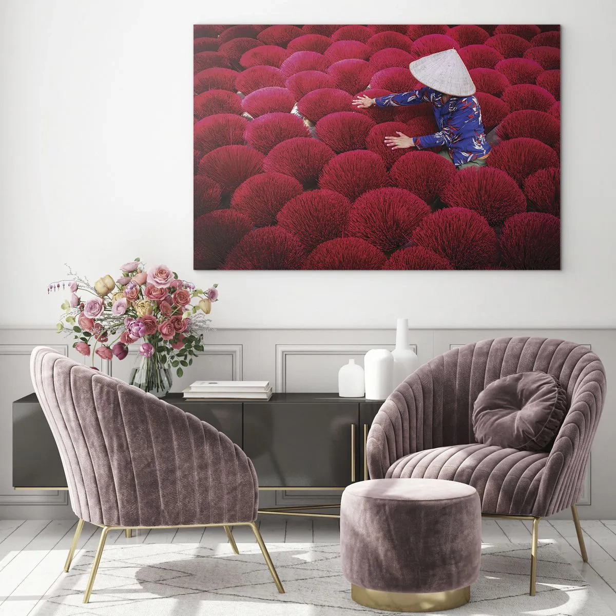 Üveg kép - Egy munkás piros füstölők között mintás háttér előtt - 70x50cm - A rizsföldön - Modern fali dekoráció nappalihoz és hálószobához ARTTOR
