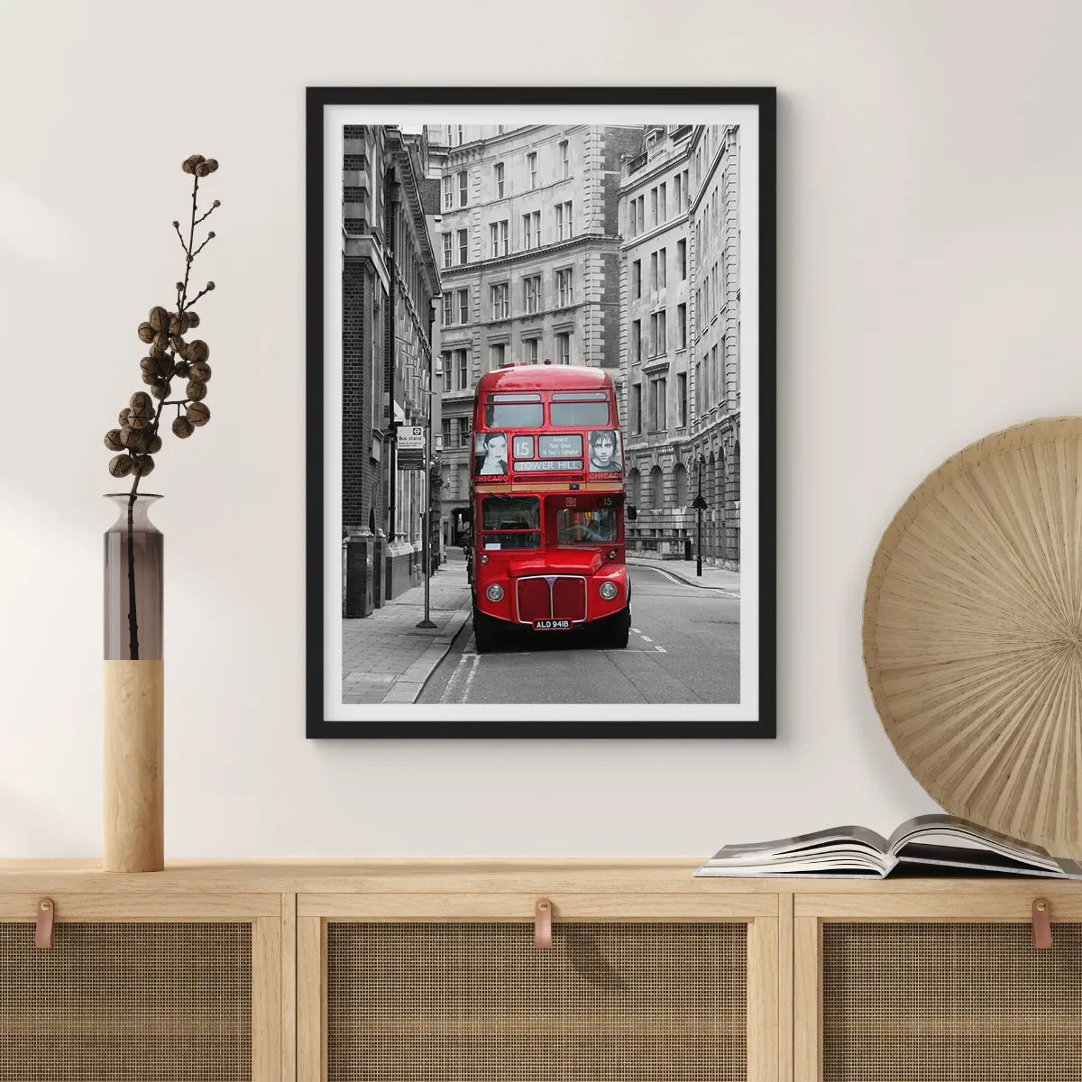 Poszter fehér keretben - Egy piros busz egy fekete-fehér londoni utcán - 50x70cm - A mindennapi életnek nem kell szürkének lennie - Modern fali dekoráció nappalihoz és hálószobához ARTTOR