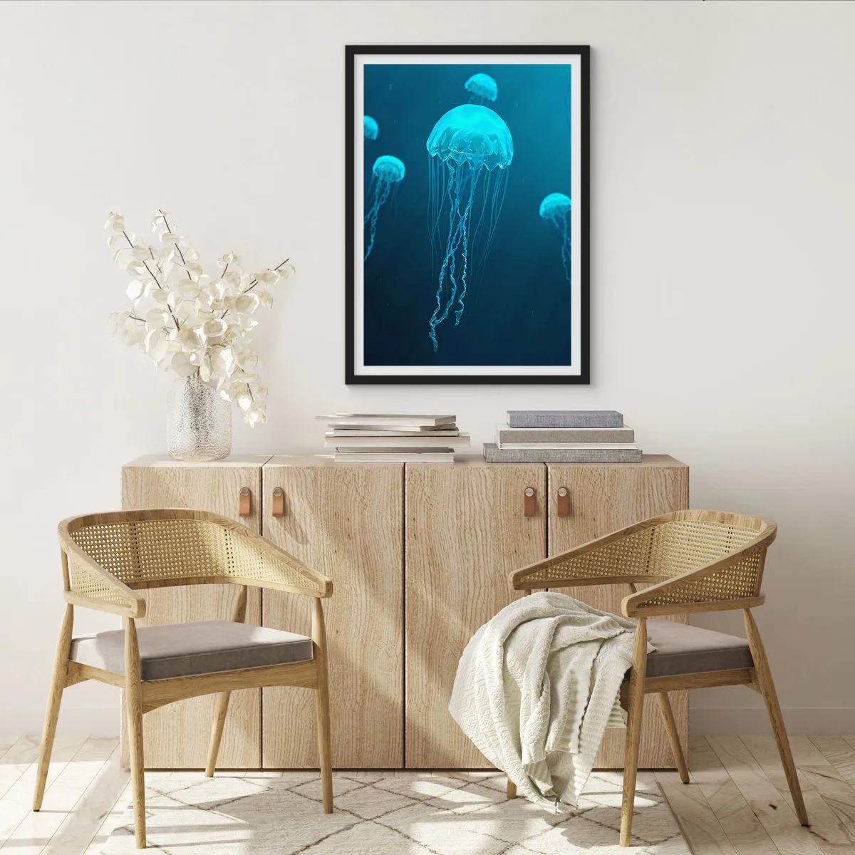 Poszter fehér keretben - Medúza úszik a kék óceán vizében - 50x70cm - Óceáni tánc - Modern fali dekoráció nappalihoz és hálószobához ARTTOR