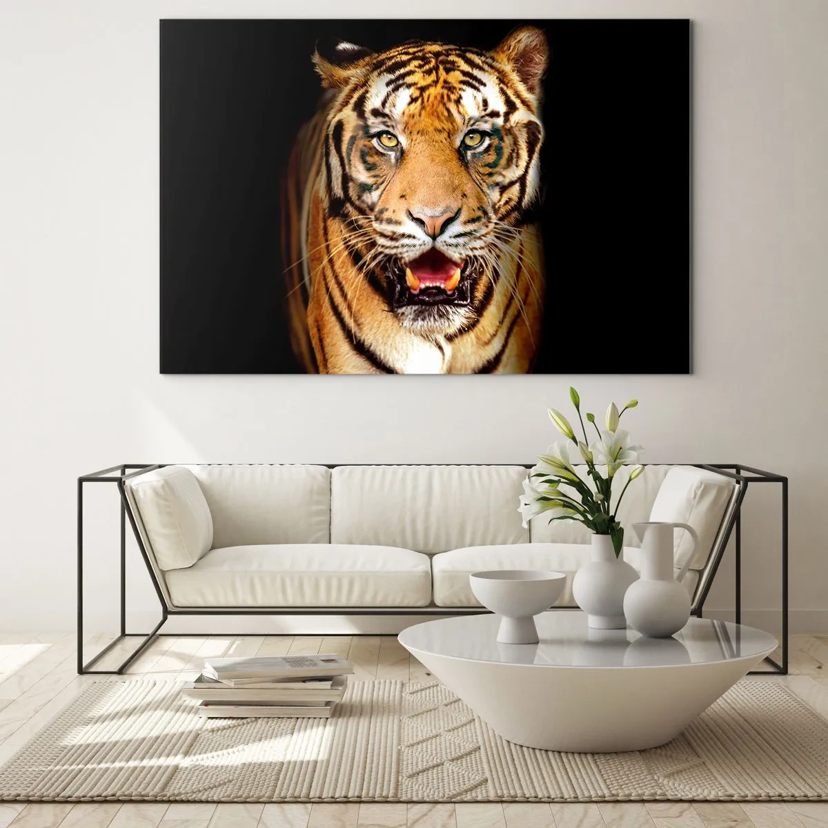 Üveg kép - Egy tigris sötét háttér előtt, intenzív tekintettel - 70x50cm - Szívében vad - Modern fali dekoráció nappalihoz és hálószobához ARTTOR