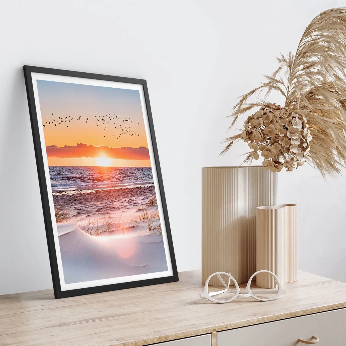 Poszter fehér keretben - Naplemente a tenger felett, madarakkal a horizonton és a strandon - 50x70cm - Vízszintes táj - Modern fali dekoráció nappalihoz és hálószobához ARTTOR