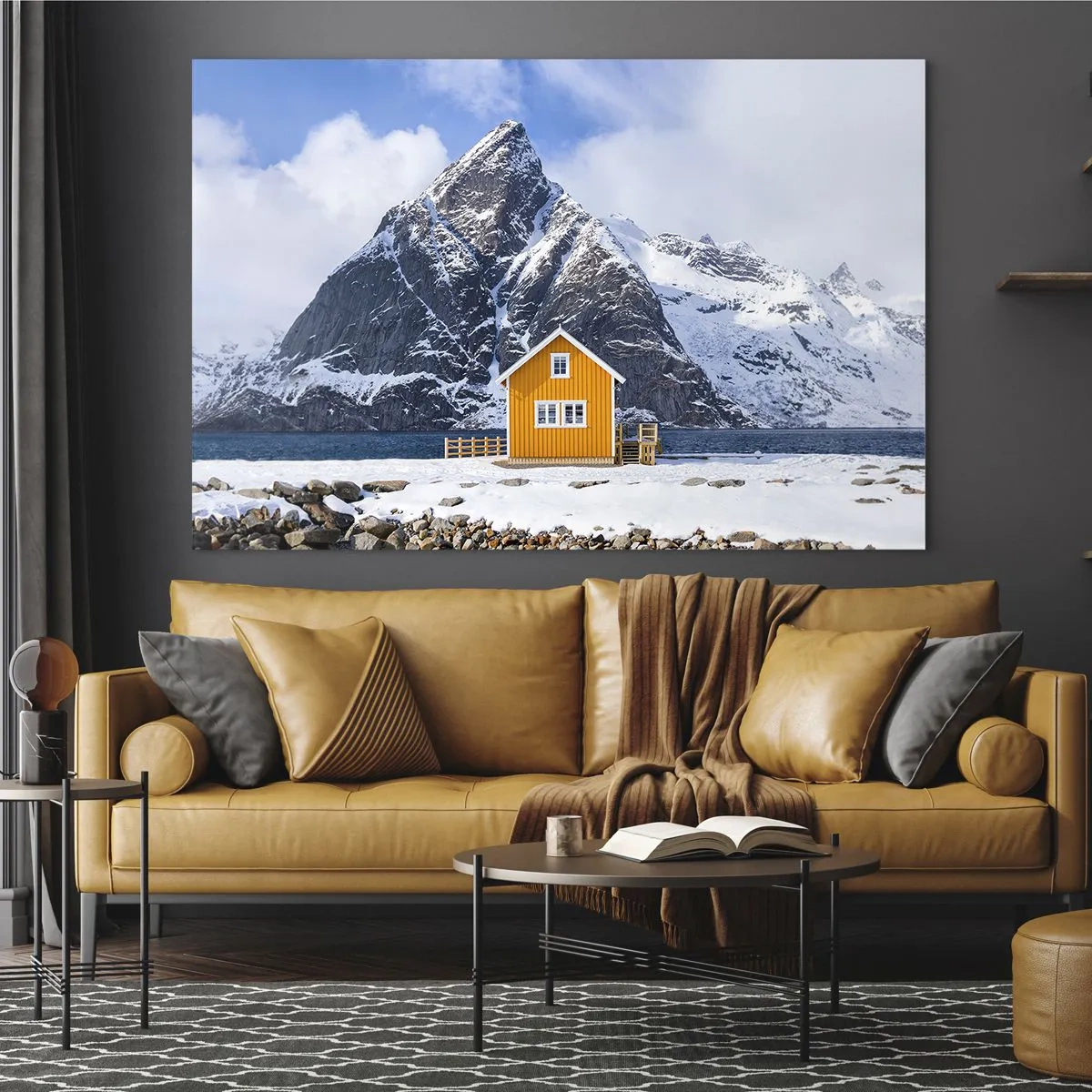 Üveg kép - Egy sárga házikó egy fjordon, a háttérben hófödte hegyekkel - 70x50cm - Skandináv nyaralás - Modern fali dekoráció nappalihoz és hálószobához ARTTOR