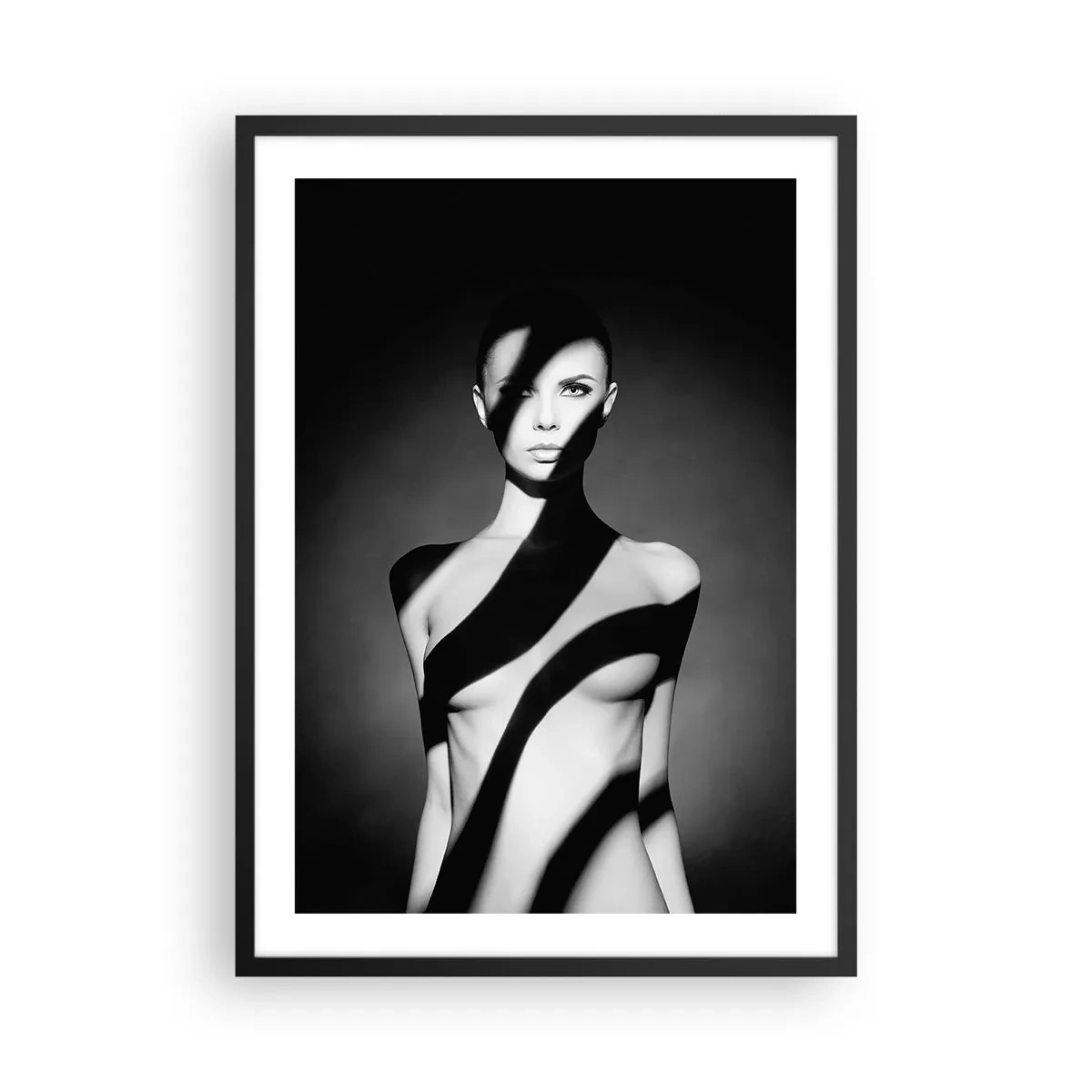 Poszter fehér keretben - Nő fekete-fehér grafikus árnyékokban - 50x70cm - Fényben és árnyékban - Modern fali dekoráció nappalihoz és hálószobához ARTTOR