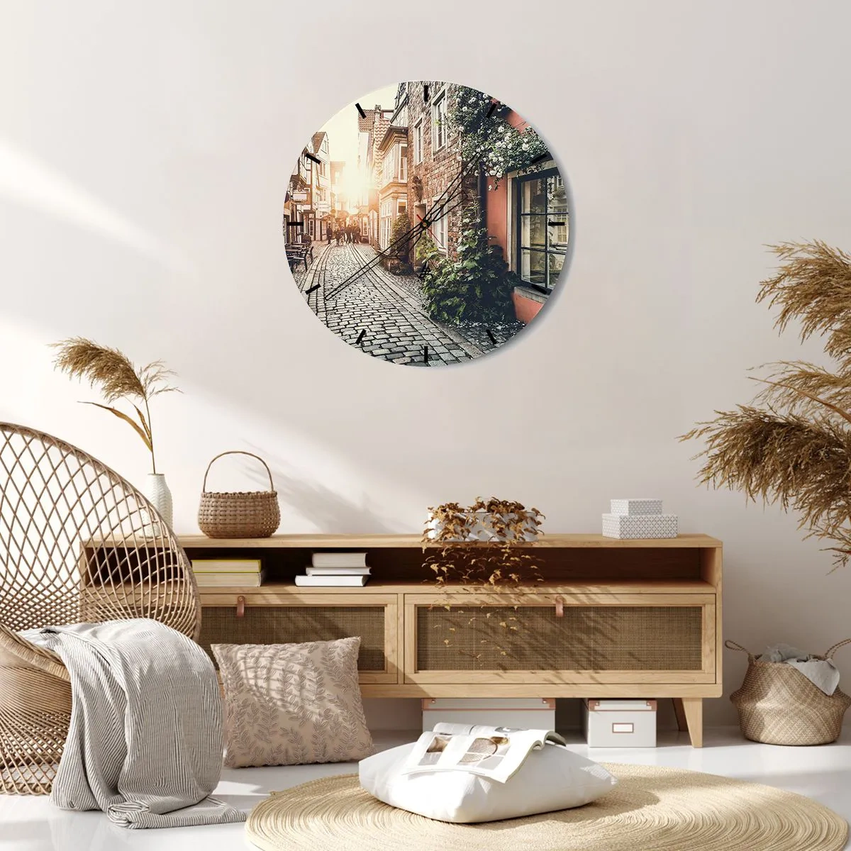 Falióra, Óra - Egy festői utca bérházakkal és rózsákkal a naplemente fényében - 30x30cm - Rózsa sikátor rózsaszín fényben - Modern fali dekoráció nappalihoz, konyhához és hálószobához ARTTOR