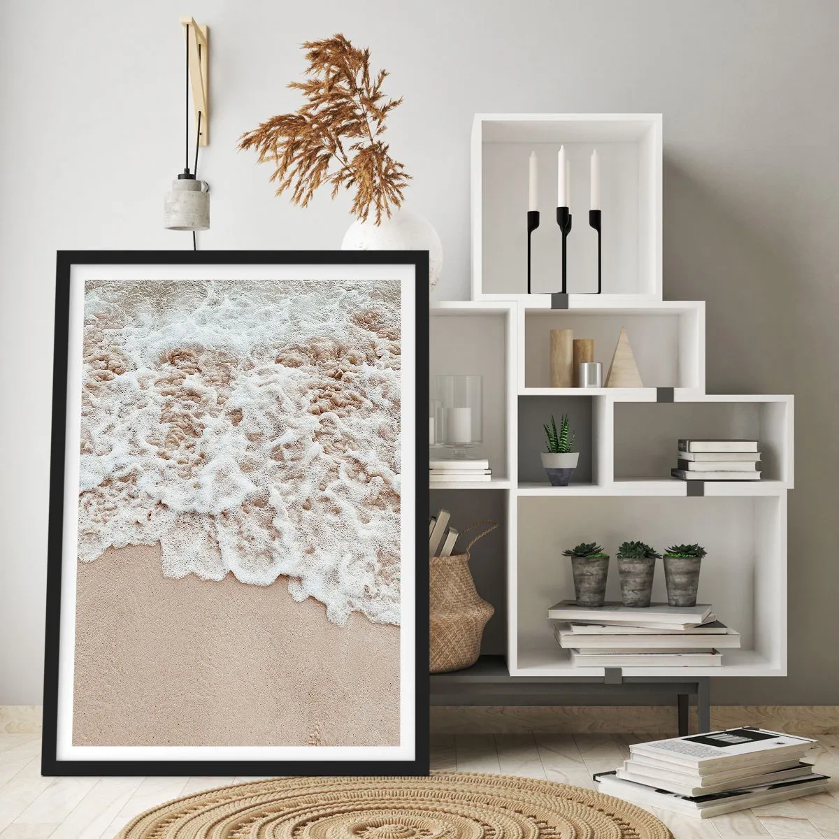 Poszter fehér keretben - Gyengéd hullámok csapódnak a tengerpart homokjára - 50x70cm - Mindjárt jövök. - Modern fali dekoráció nappalihoz és hálószobához ARTTOR