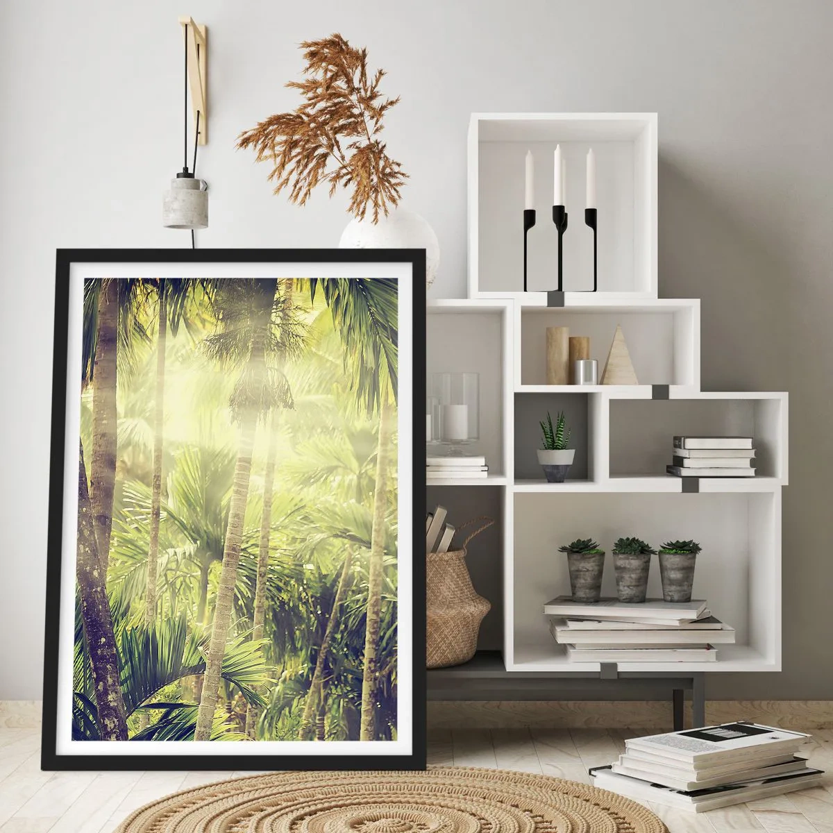 Poszter fehér keretben - Trópusi erdő napsugarakkal a háttérben - 50x70cm - Zöld forróságban - Modern fali dekoráció nappalihoz és hálószobához ARTTOR